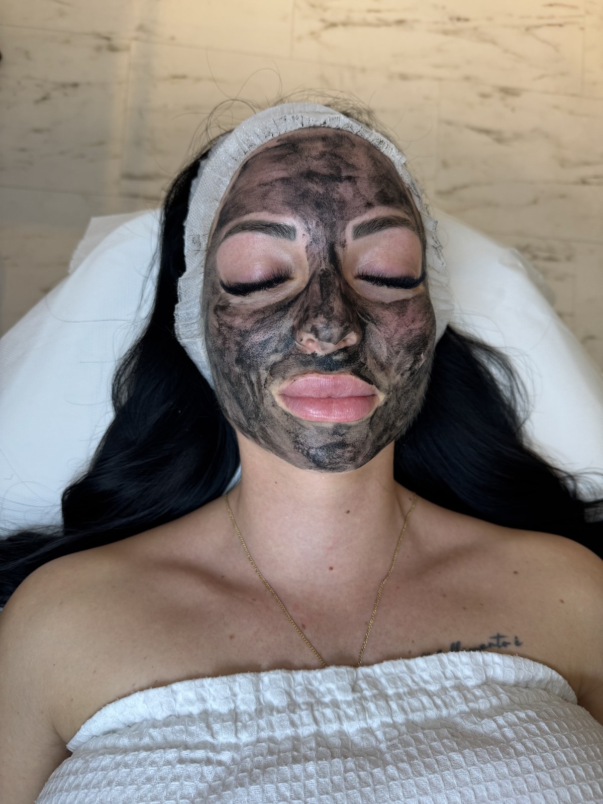 Carbon peeling kezelés a Dubai Beauty szalonban